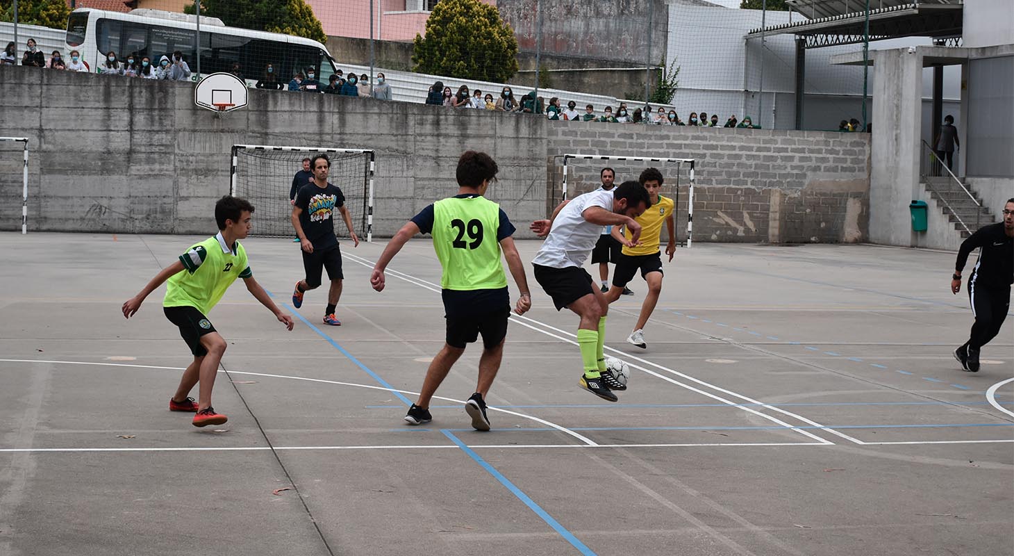 Alunos quase vencem professores em jogo de futebol